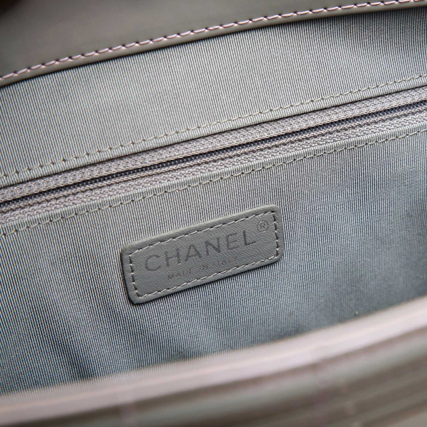 CHANEL Henkeltasche "BOY BAG TOTE", Koll. 2012NP.: 4.500,-€. Lackleder in Grau mit Schimmerefekt, - Image 9 of 9