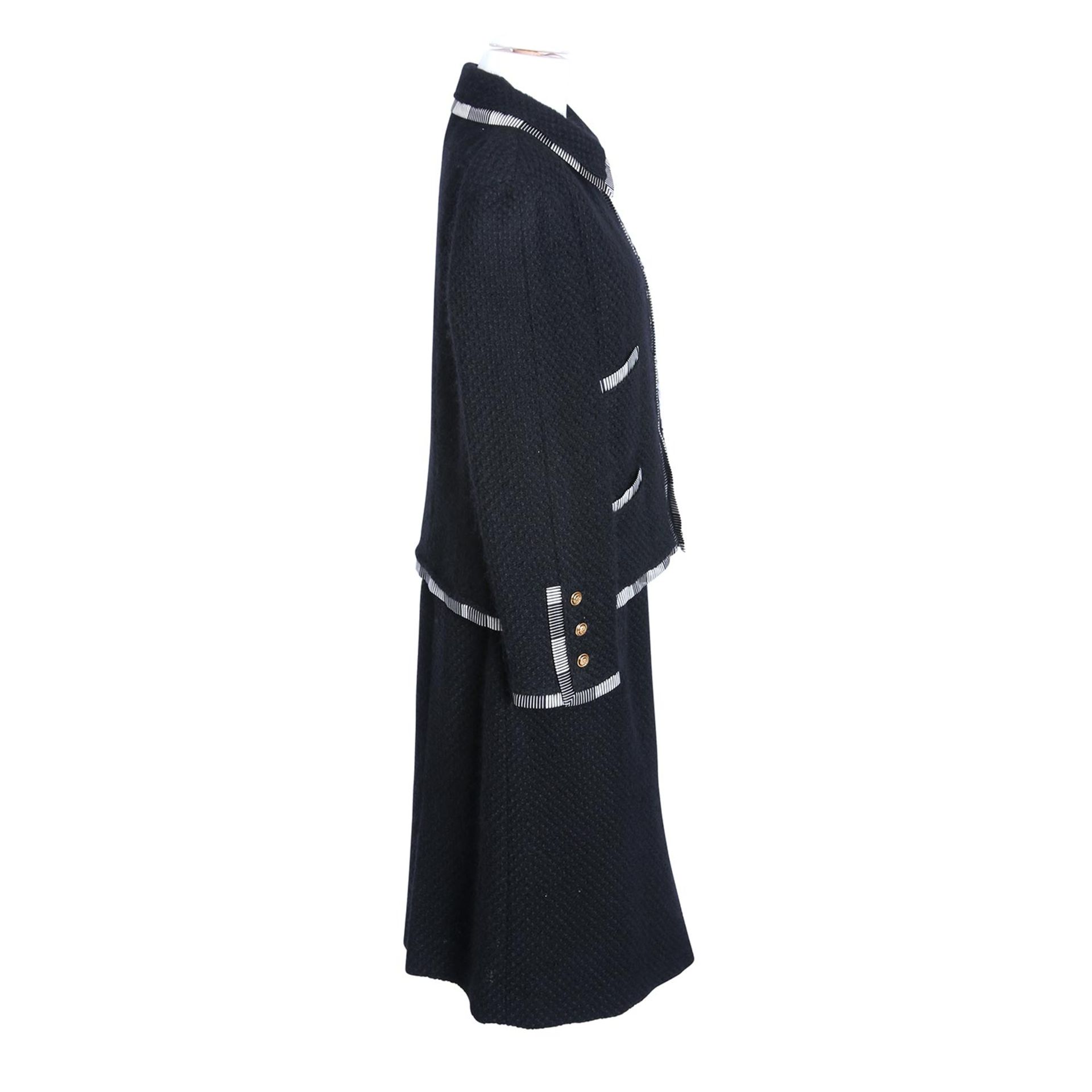 CHANEL BOUTIQUE Kostüm, Gr. 42.Blazer und Rock. Tweed aus schwarzem Wollgemisch, feine - Bild 3 aus 4