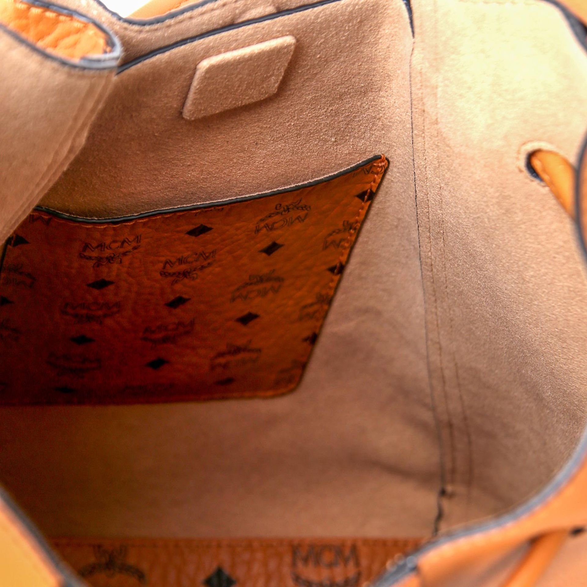 MCM Beuteltasche.Akt. NP.: 995,-€. Visetos Canvas Serie mit Lederdetails, goldfarbene Hardware, - Bild 6 aus 7