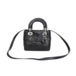 CHRISTIAN DIOR Umhängetasche "LADY DIOR MINI".Akt. NP.: 2.300,-€. Schwarzes Leder in Cannage