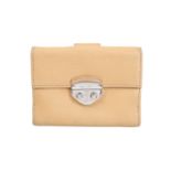 PRADA Portemonnaie.Softes Leder in Beige, silberfarbene Hardware, dekorativer Schnappverschluss