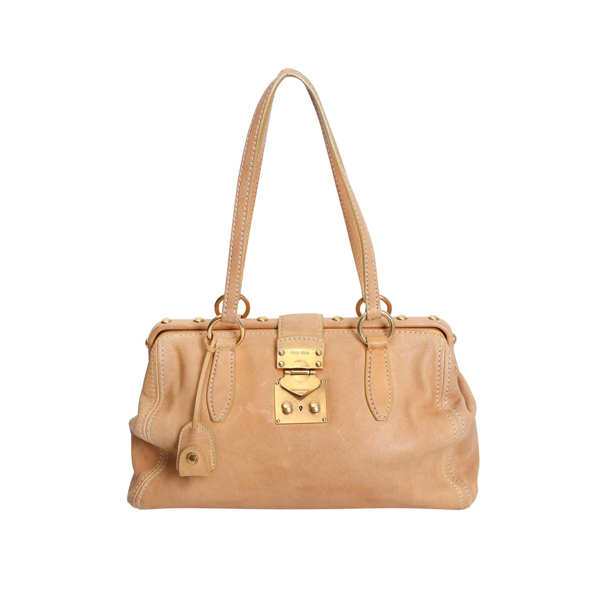 MIU MIU Schultertasche.Camelfarbenes Leder mit Klappverschluss, goldfarbene Hardware, Klick-