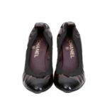 CHANEL Pumps, Gr. 38,5 C.Gummizug-Modell aus Lackleder in Bordeaux mit schwarzen Details und