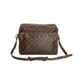 LOUIS VUITTON Umhängetasche "NIL", Koll.: 80er Jahre.Monogram Canvas Serie mit Rindsleder-Details,