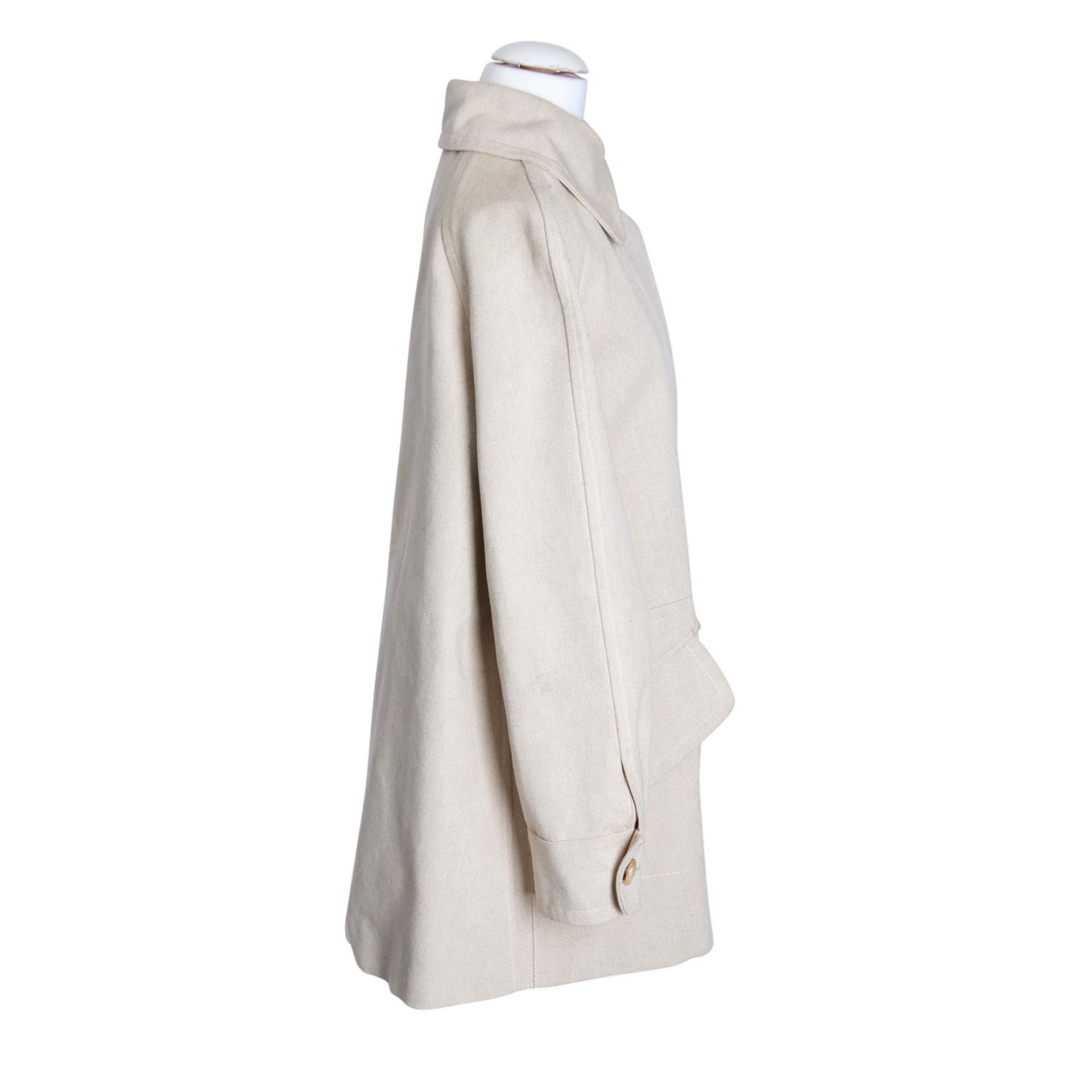 HERMÈS Kurz-Mantel, Gr. 38.100% Baumwolle. Strukturiertes, beigefarbenes Modell mit Umlegekragen, - Bild 3 aus 4