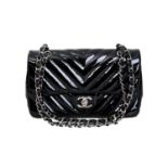 CHANEL Single Flap Bag, Koll. 2009/2010.Schwarzes Lackleder mit Couvert-Steppung, CC-Logo