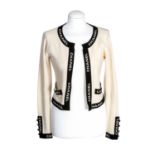 CHANEL Cardigan, Gr. 36.100% Kaschmir. Kurzes Modell in Creme, kontrastierende Bordüren mit Firmen-