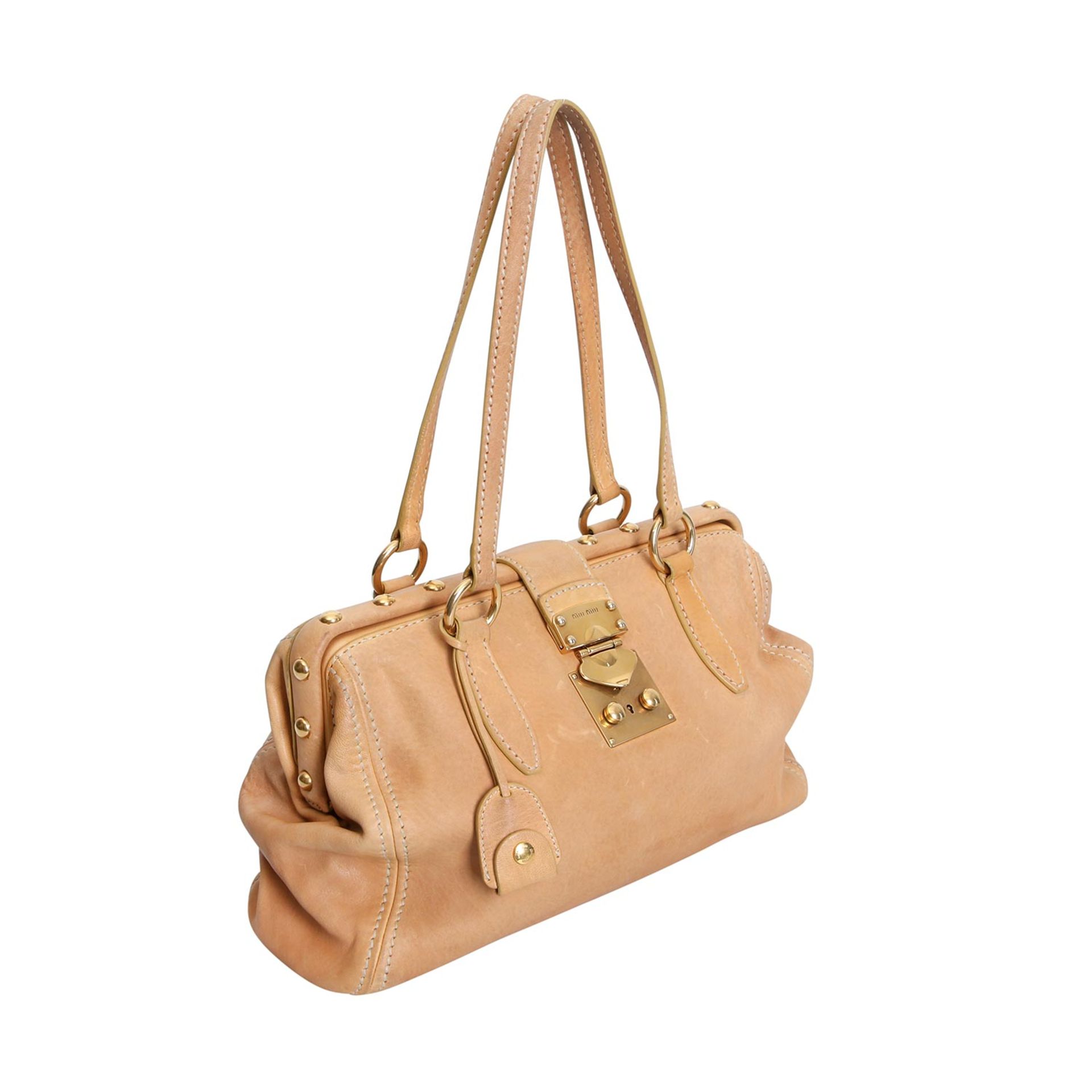 MIU MIU Schultertasche.Camelfarbenes Leder mit Klappverschluss, goldfarbene Hardware, Klick- - Bild 2 aus 6