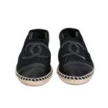 CHANEL Espadrilles, Gr. 41.Schwarzes Modell im Material-Mix aus Mesh und Lammleder, Kappe und CC-