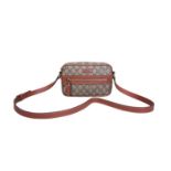 GUCCI Umhänge-Pochette.NP. ca.: 450,-€. Zeitlsoes Format aus beschichtetem Canvas mit Guccissima-