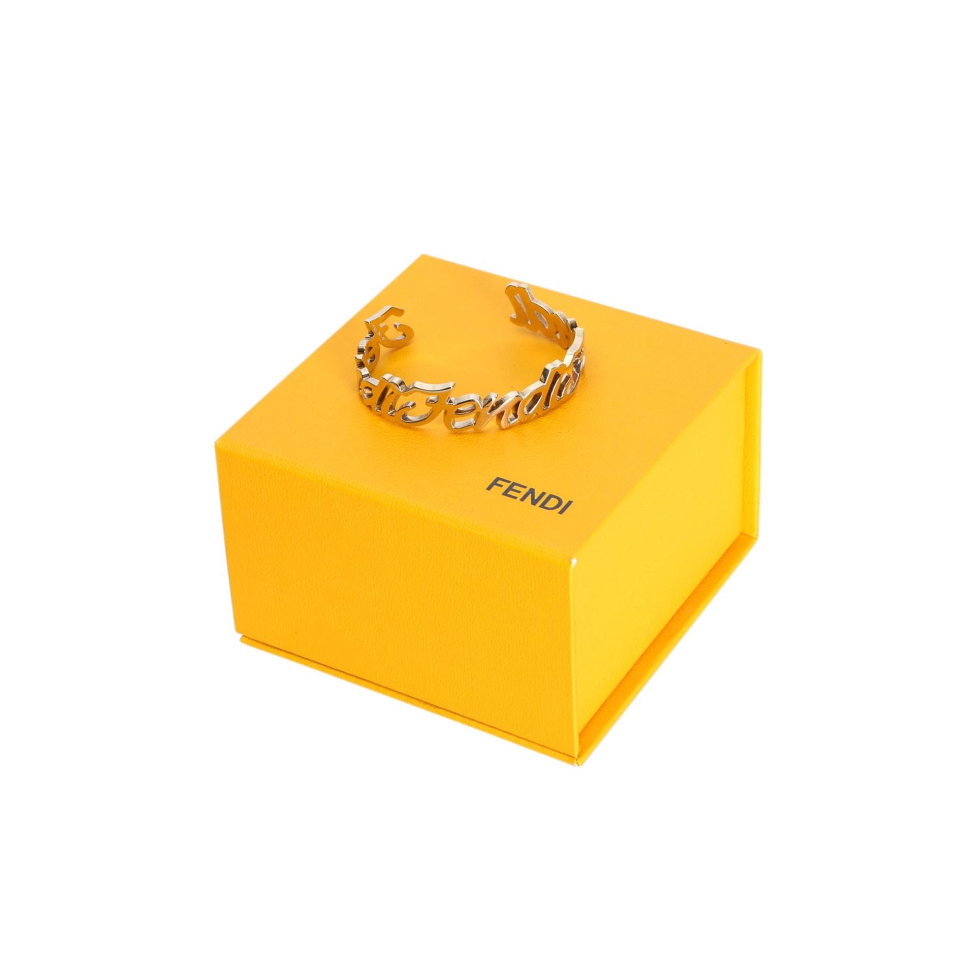 FENDI Modeschmuck-Armspange.Goldfarbene Hardware in Logoschriftzug. Durchmesser 6cm. Box anbei. - Bild 6 aus 6