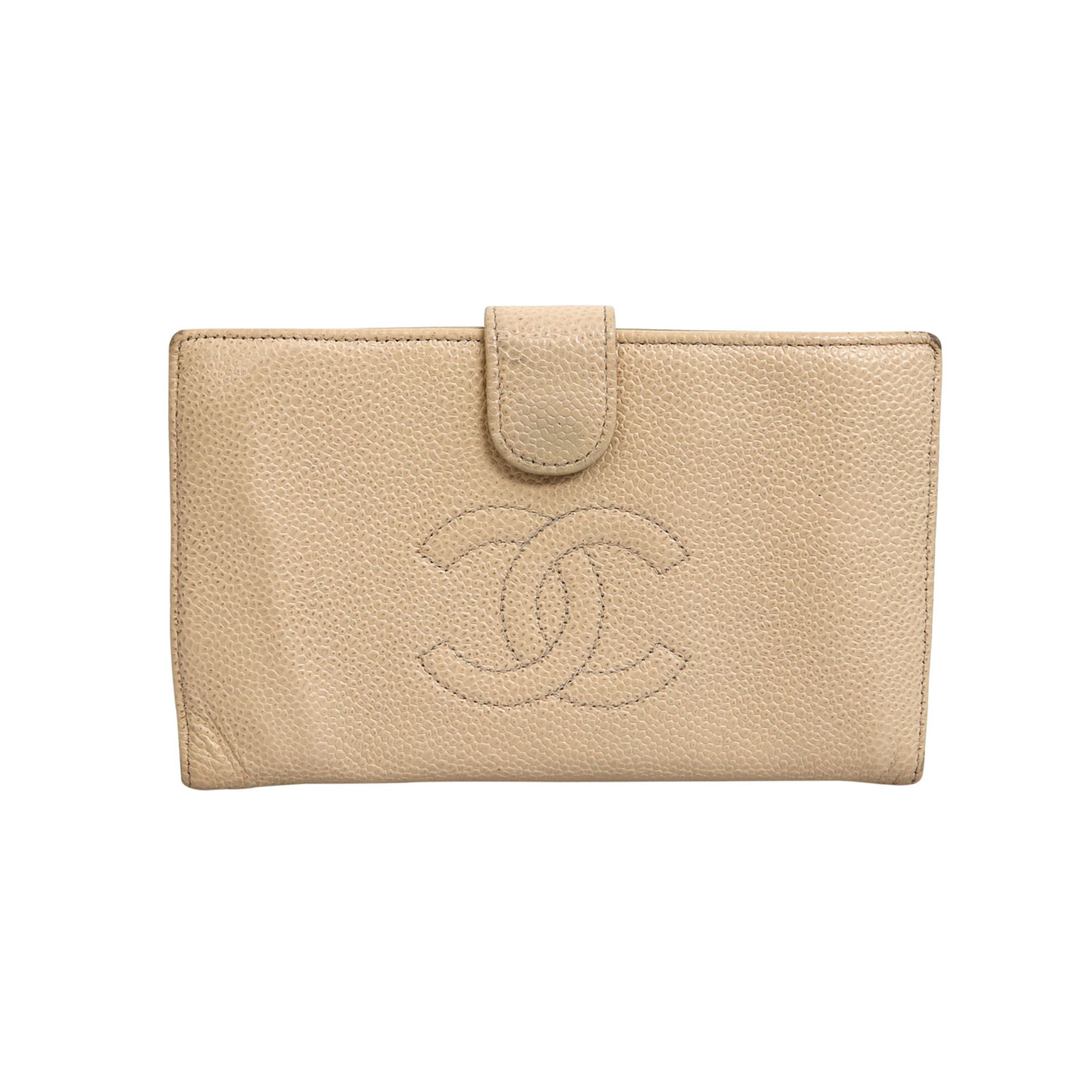 CHANEL Portemonnaie, Koll.: 2002-2003.Beigefarbenes Modell aus Kaviar-Leder mit aufgestepptem CC-