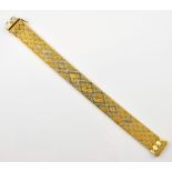 Vintage gold bracelet, white and yellow engraved fancy links, measuring 20cm in length, in 18 ct