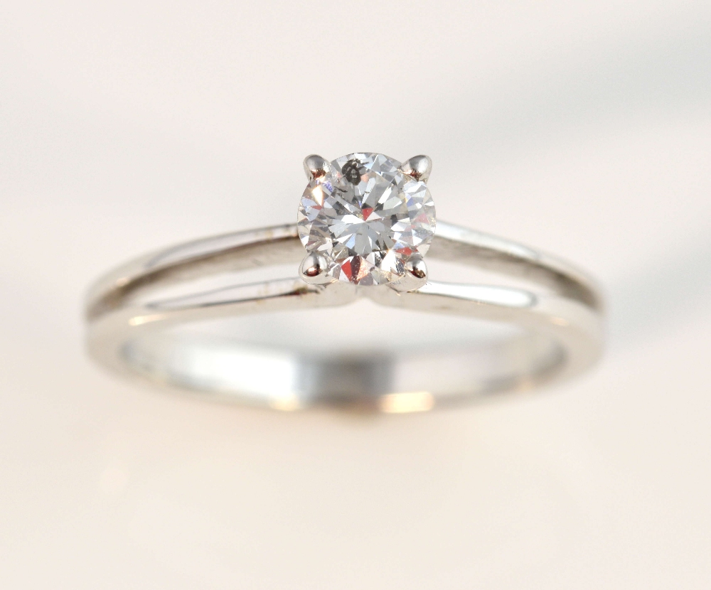 Single stone diamond ring, round brilliant cut diamond, estimated diamond weight 0.35ct, colour F/G,