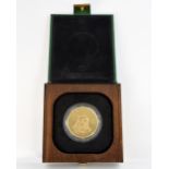 Fifth anniversary of the United Arab Emirates gold coin 1971- 1976, 35.5mm diameter in wooden and