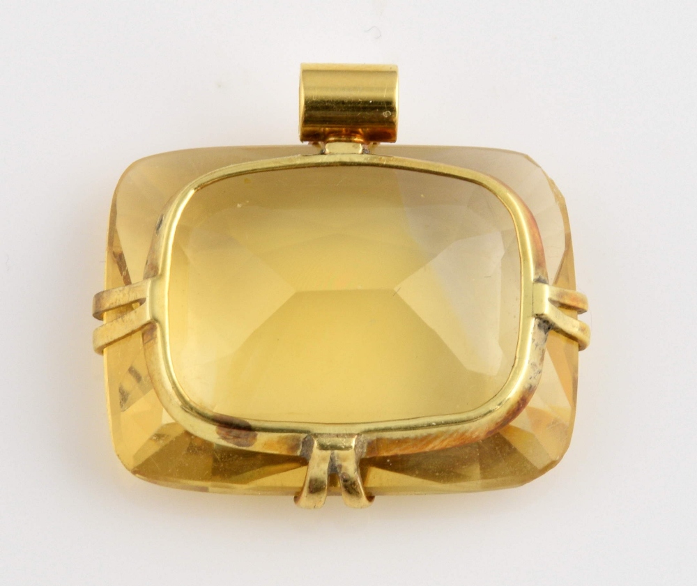 Citrine pendant, rectangular cut citrine, estimated total weight 25.87 carats, landscape set, in - Image 2 of 2