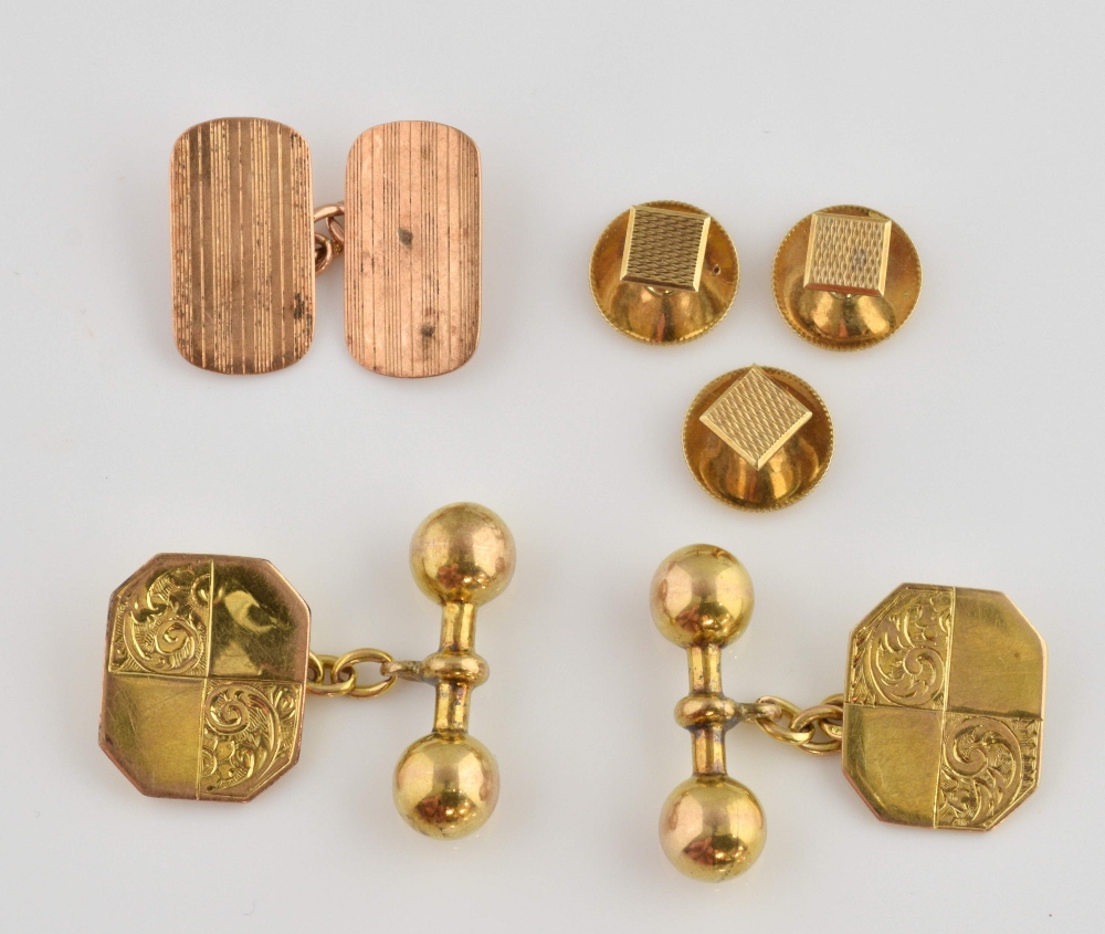 Edwardian gold cufflinks, with chain and t-bar fixings, three engine turned dress studs,