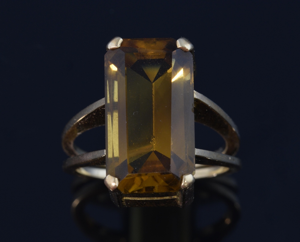 1960's citrine and gold dress ring, tested as 9ct.. Ring size Ocitrine estimated weight 7. 47