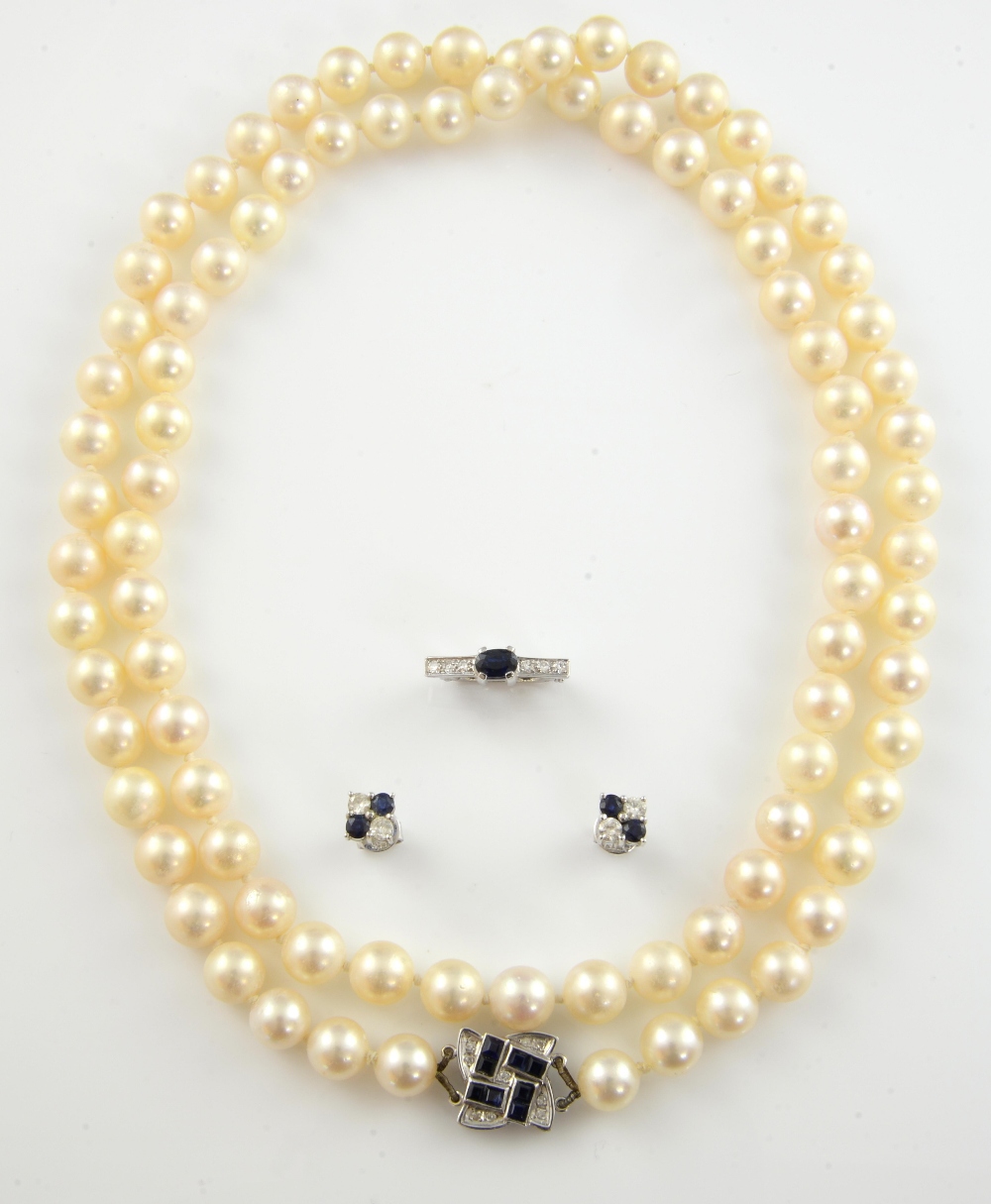 String of cultured pearls with sapphire and diamond set clasp, 14 ct white gold, pearls 7.9-8.5