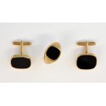 Gold onyx signet ring, ring size N, matching gold and onyx cufflinks, Isle of man pound coin,