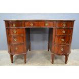 Early 20th century mahogany kidney shaped kneehole desk, of seven drawers, on square legs, 76cm x