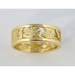 Gold band ring, the pierced mount with Masonic symbols, 9 ct .