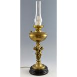 Brass oil lamp the stand with two embracing cherubs with glass chimney, 72 cm high including glass.