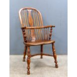 19th century elm Windsor chair .