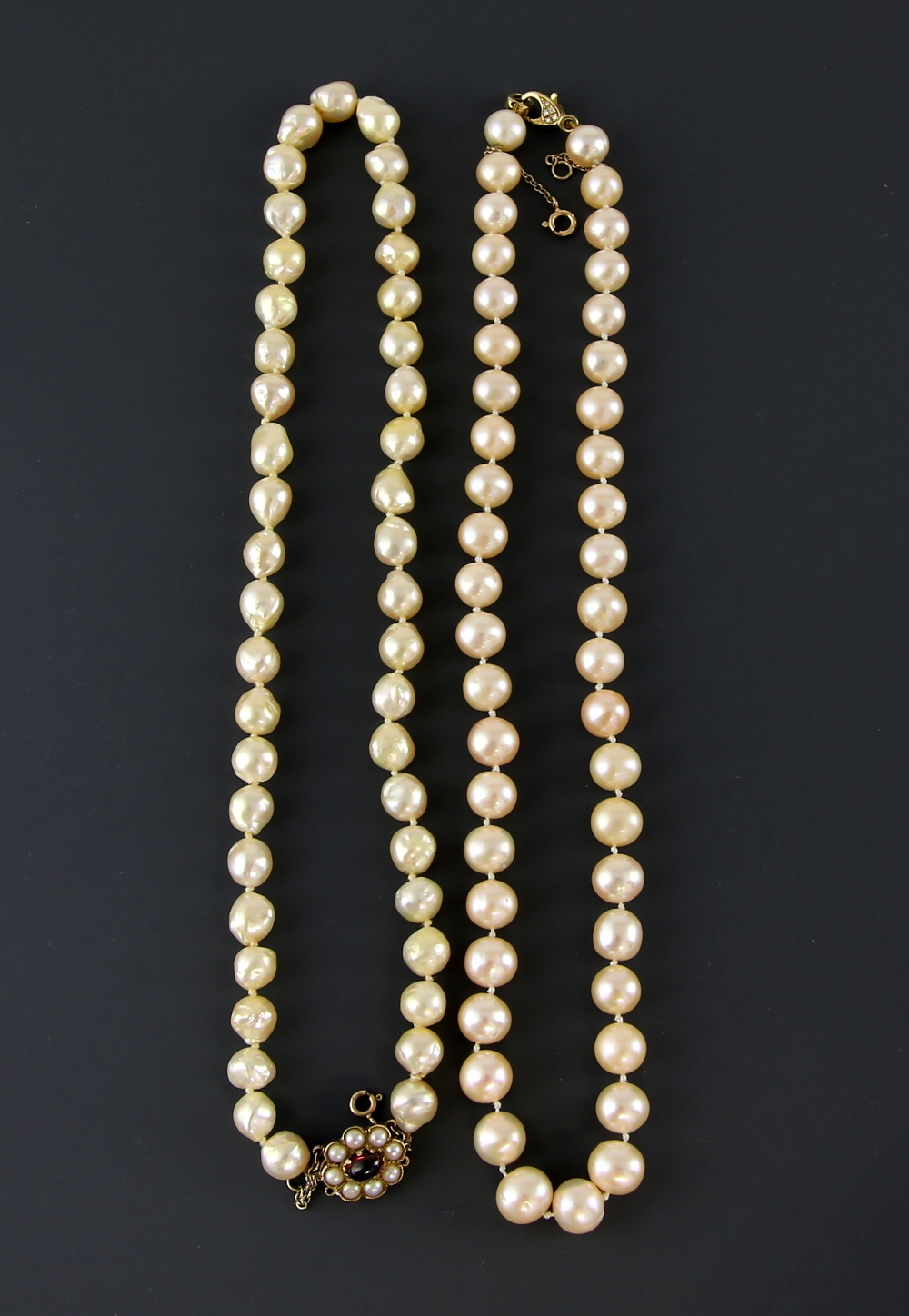 Cultured pearl necklace, with oval peach coloured pearls, measuring 9mm in diameter, strung with - Image 2 of 4