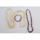 Opera length cultured pearl necklace, large pearls strung with knots, length 116 cm, and an amethyst