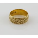 Floral textured band, in 18 ct yellow gold, London hallmark , size O. Gross weight 6.5 grams