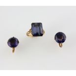 Synthetic colour change sapphire ring, rectangular cut stone, estimated weight 8.65 carats, with