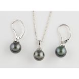 Tahitian pearl and diamond pendant, round 8mm Tahitian pearl, with round brilliant cut diamonds,