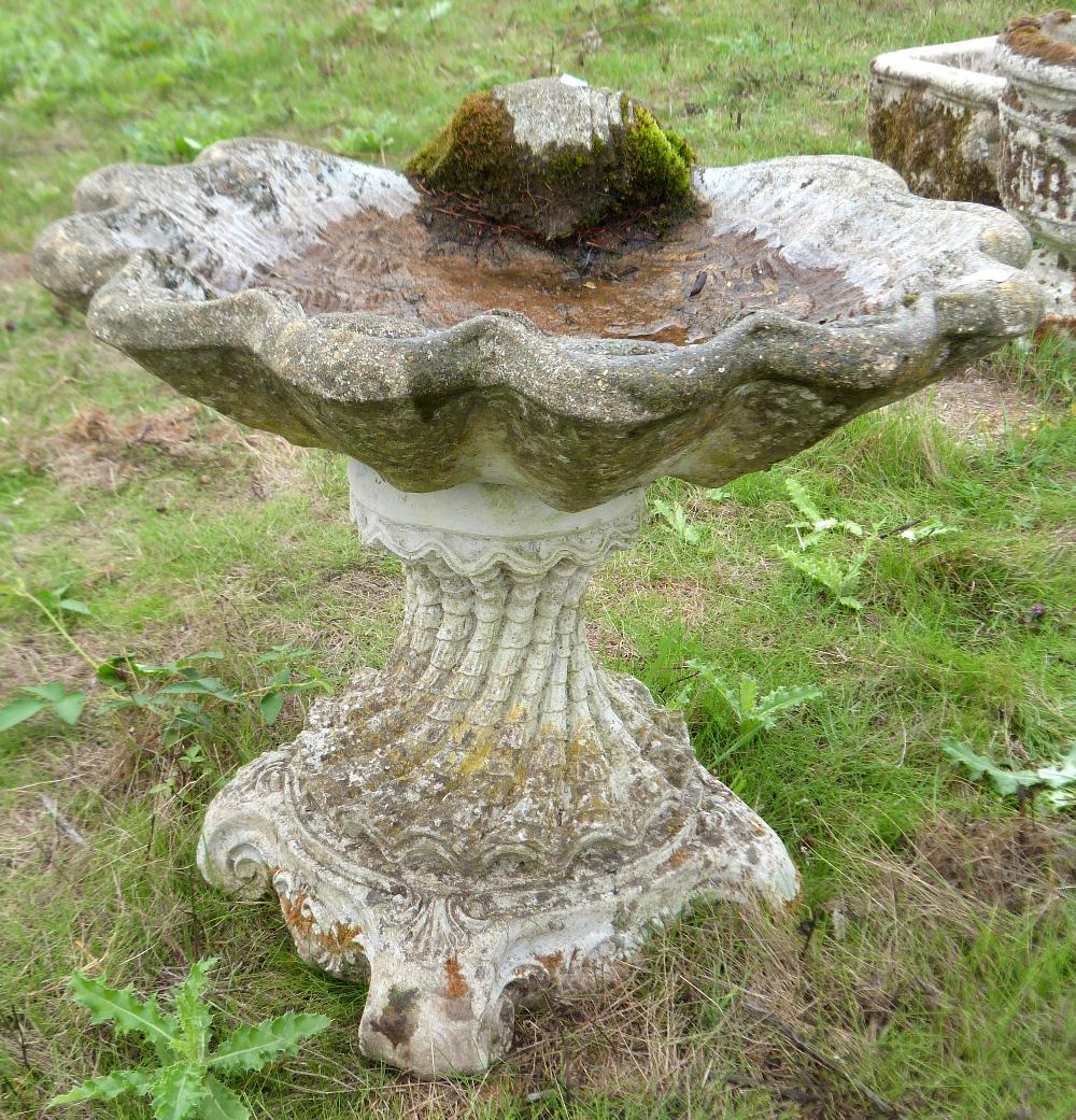 Composite stone bird bath in the form of a shell 45cm high - Image 4 of 6