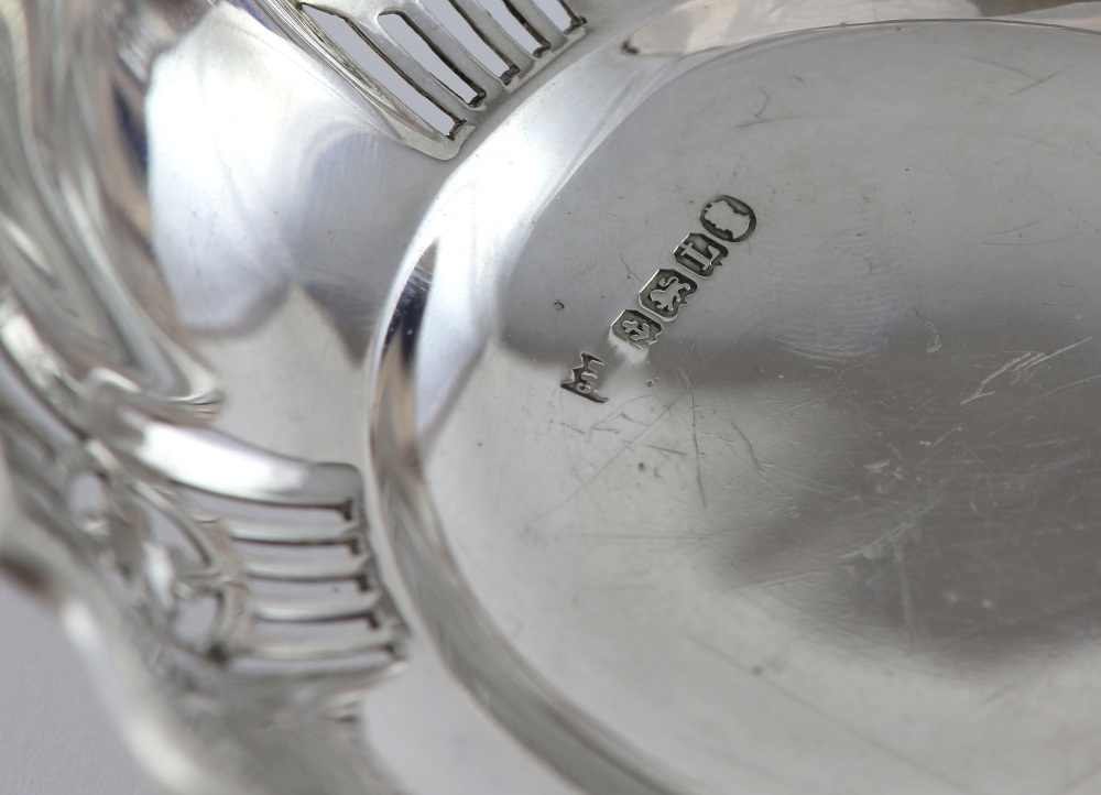 George V silver bon bon dish with scalloped edge and pierced decoration, on three scroll feet, by - Image 3 of 6