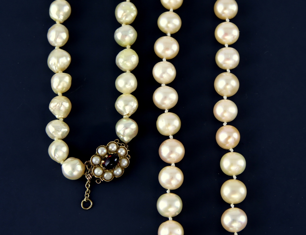 Cultured pearl necklace, with oval peach coloured pearls, measuring 9mm in diameter, strung with - Image 3 of 4