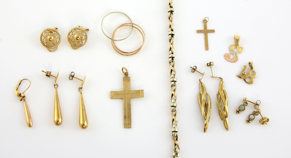 A group of gold jewellery including a three colour gold ring, two colour gold bracelet, earrings and