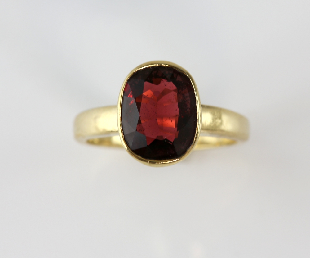 Oval cut Spinel ring, estimated weight 1.73 carats, mounted in 9 ct yellow gold, hallmarked - Image 2 of 4