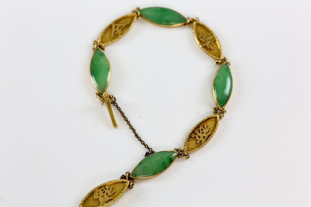 Chinese jade bracelet, cabochon cut jade, alternately set in-between yellow metal links with - Image 6 of 7