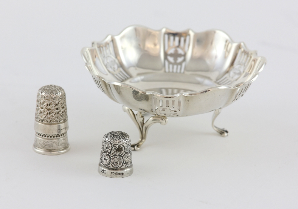 George V silver bon bon dish with scalloped edge and pierced decoration, on three scroll feet, by