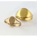 Edwardian oval signet ring, in 18 ct yellow gold, hallmarked Birmingham 1909, and vintage oval