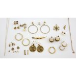 A group of gold jewellery, a twist brooch, measuring approximately 5.2 x 0.4 cm, with pin and roll