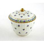 Caughley porcelain covered sugar bowl, decorated with floral sprigs, 13cm.