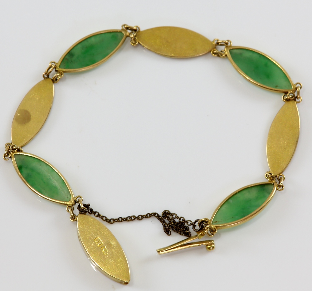 Chinese jade bracelet, cabochon cut jade, alternately set in-between yellow metal links with - Image 4 of 7