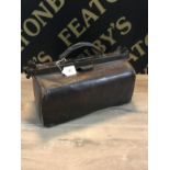 VINTAGE LEATHER DOCTORS OR GLADSTONE STYLE BAG