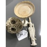 LATE 19TH/EARLY 20TH CENTURY CHINESE CARVED IVORY PUZZLE BALL (7cm diameter) depicting coiled