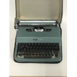 OLIVETTI LETTERA 32 PORTABLE TYPEWRITER IN CASE