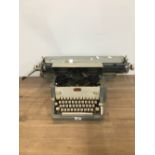 VINTAGE ROYAL TYPEWRITER