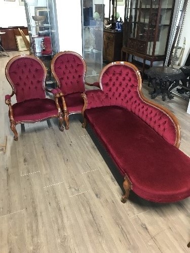 CARVED WOOD CHAISE LONGUE 170CM LONG AND 2 ARMCHAIRS