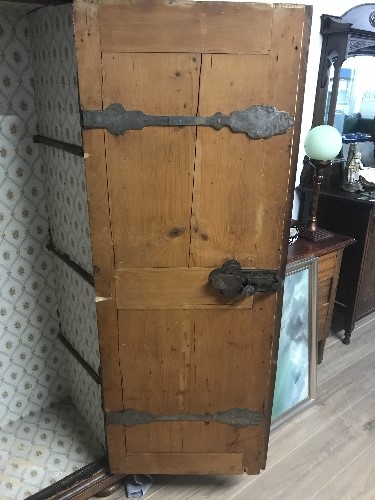LATE GERMAN BAROQUE FASSADENSCHRANK ARMOIRE WITH INTERNAL STRAP HINGES ORIGINAL LOCK AND KEY PINE - Image 2 of 2
